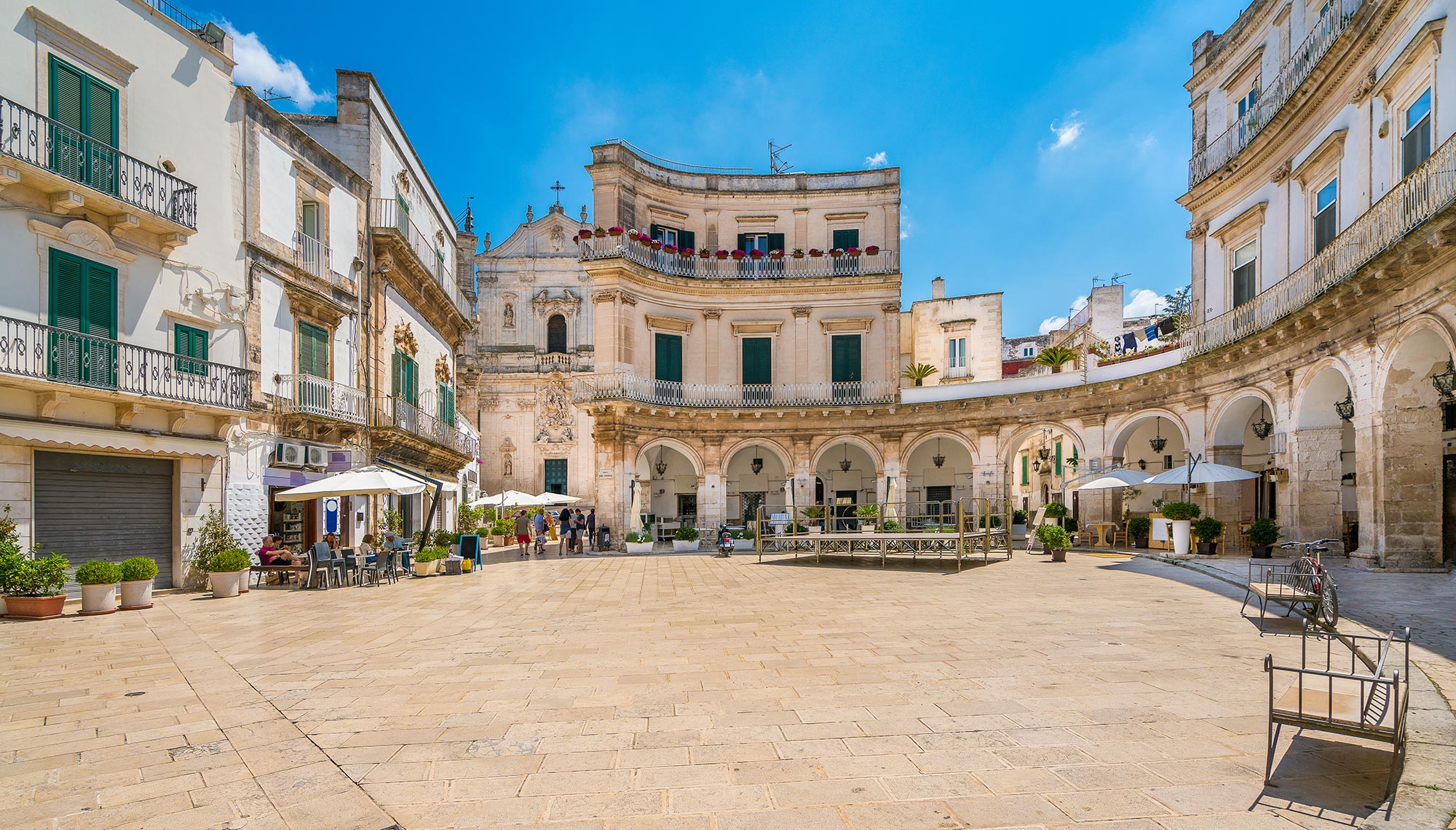 Martina Franca Piazza Plebiscito e uno scorcio della basilica di San Martino a Martina Franca © Essevu/Shutterstock.com