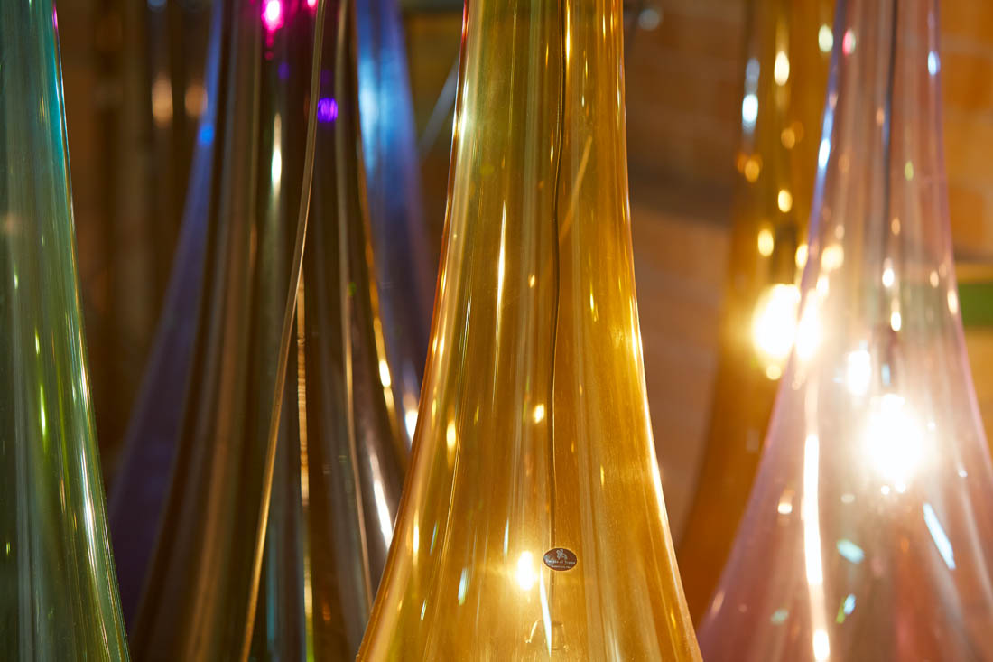 Colle di Val d’Elsa Museo del Cristallo, bottiglie colorate © Fiorenza Cicogna