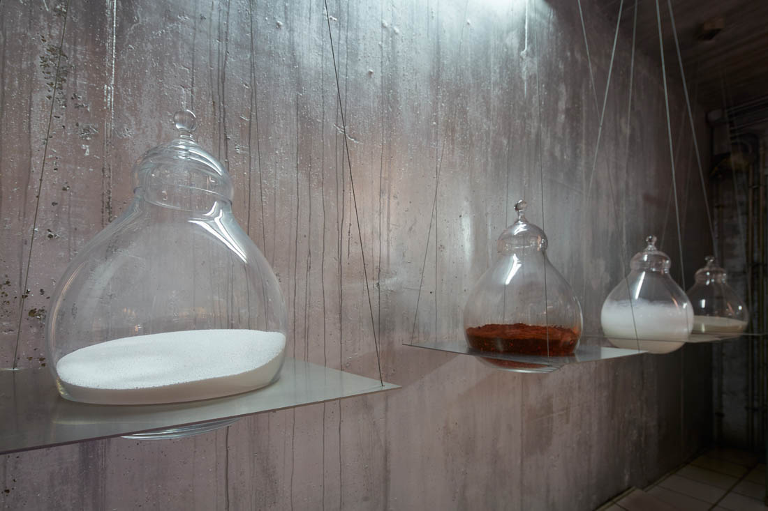 Colle di Val d’Elsa Museo del Cristallo, ampolle con le materie prime utilizzate per creare il cristallo © Fiorenza Cicogna