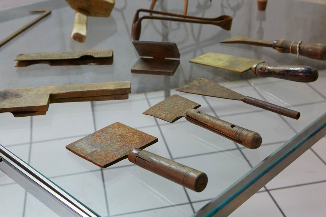 Colle di Val d’Elsa Museo del Cristallo, attrezzi per la produzione artigianale del cristallo © Fiorenza Cicogna