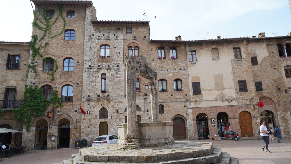Piazza della Cisterna © A. Rossi, Camaleo S.r.l (Roma)