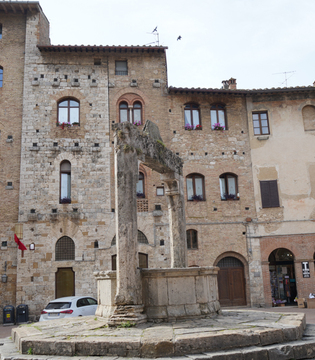 Piazza della Cisterna © A. Rossi, Camaleo S.r.l (Roma)