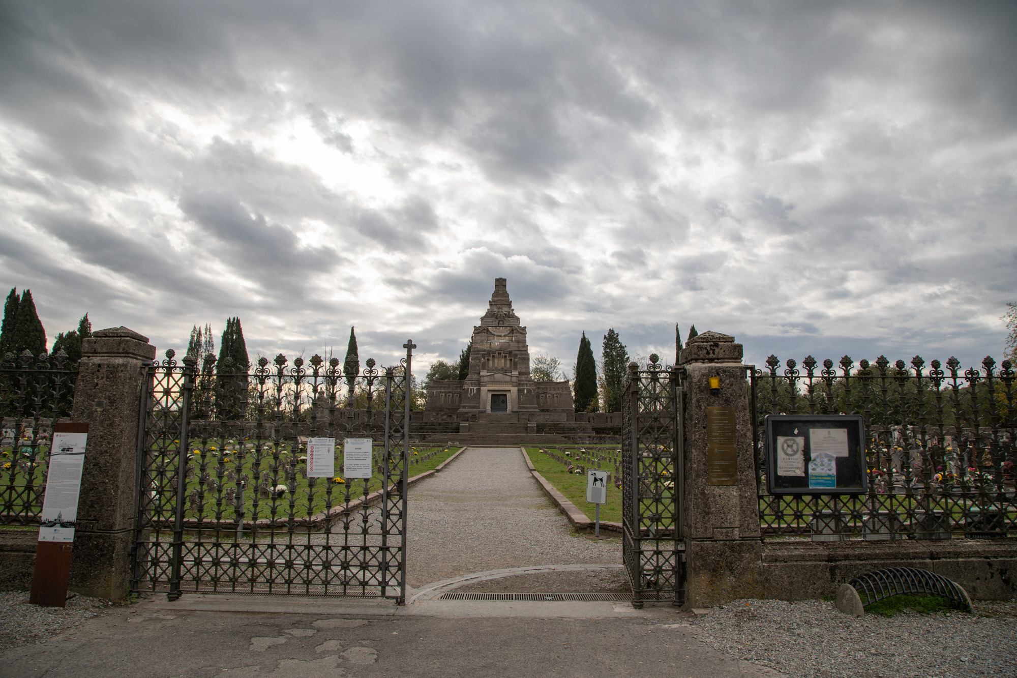 Cimitero di Crespi d'Adda © A. Rossi, Camaleo S.r.l (Roma)