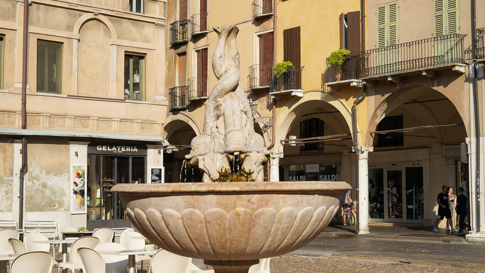 Mantova Fontana dei delfini © A. Rossi, Camaleo S.r.l (Roma)