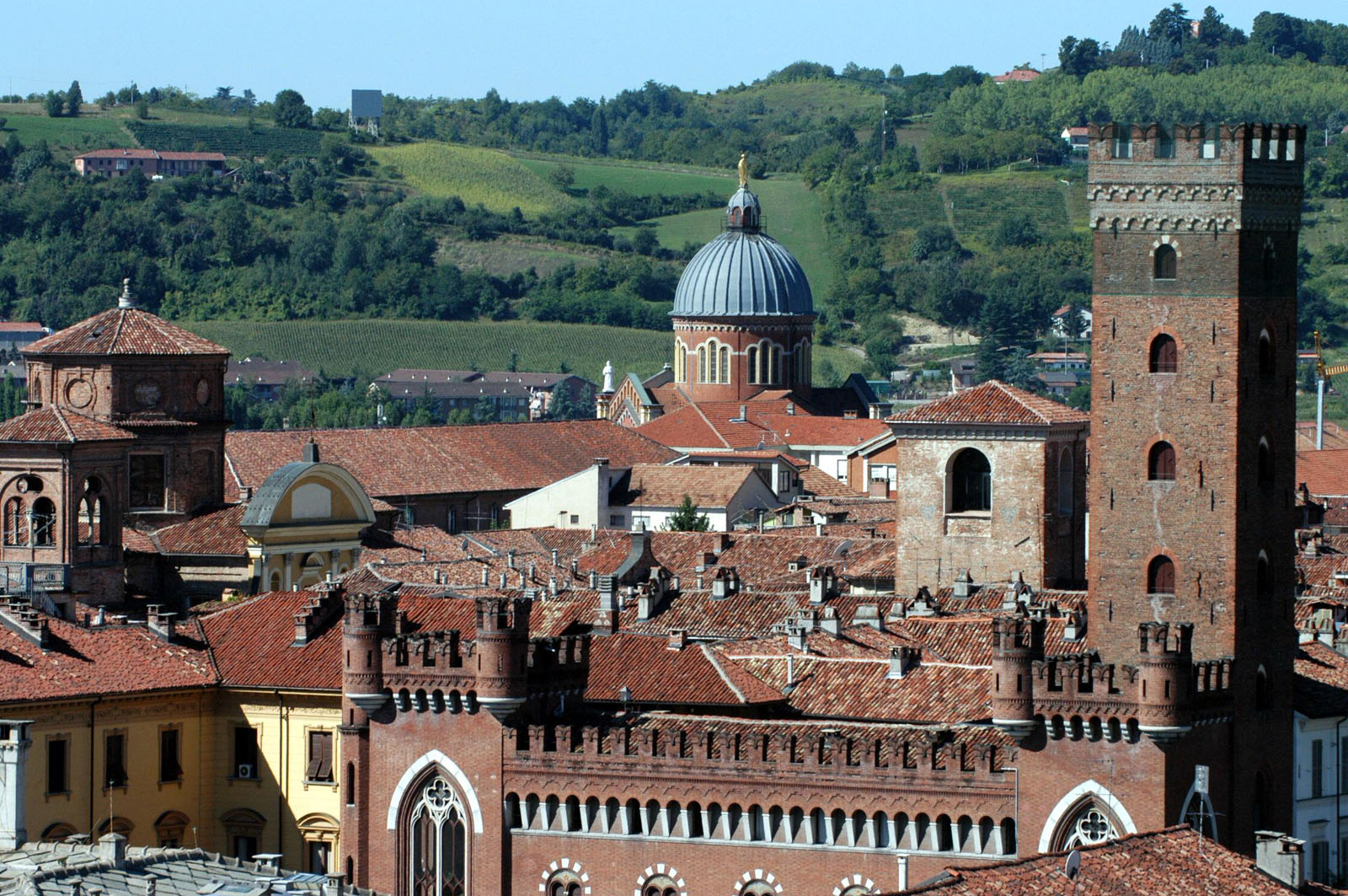 Asti Veduta centro storico con torre medievale © ATL Asti