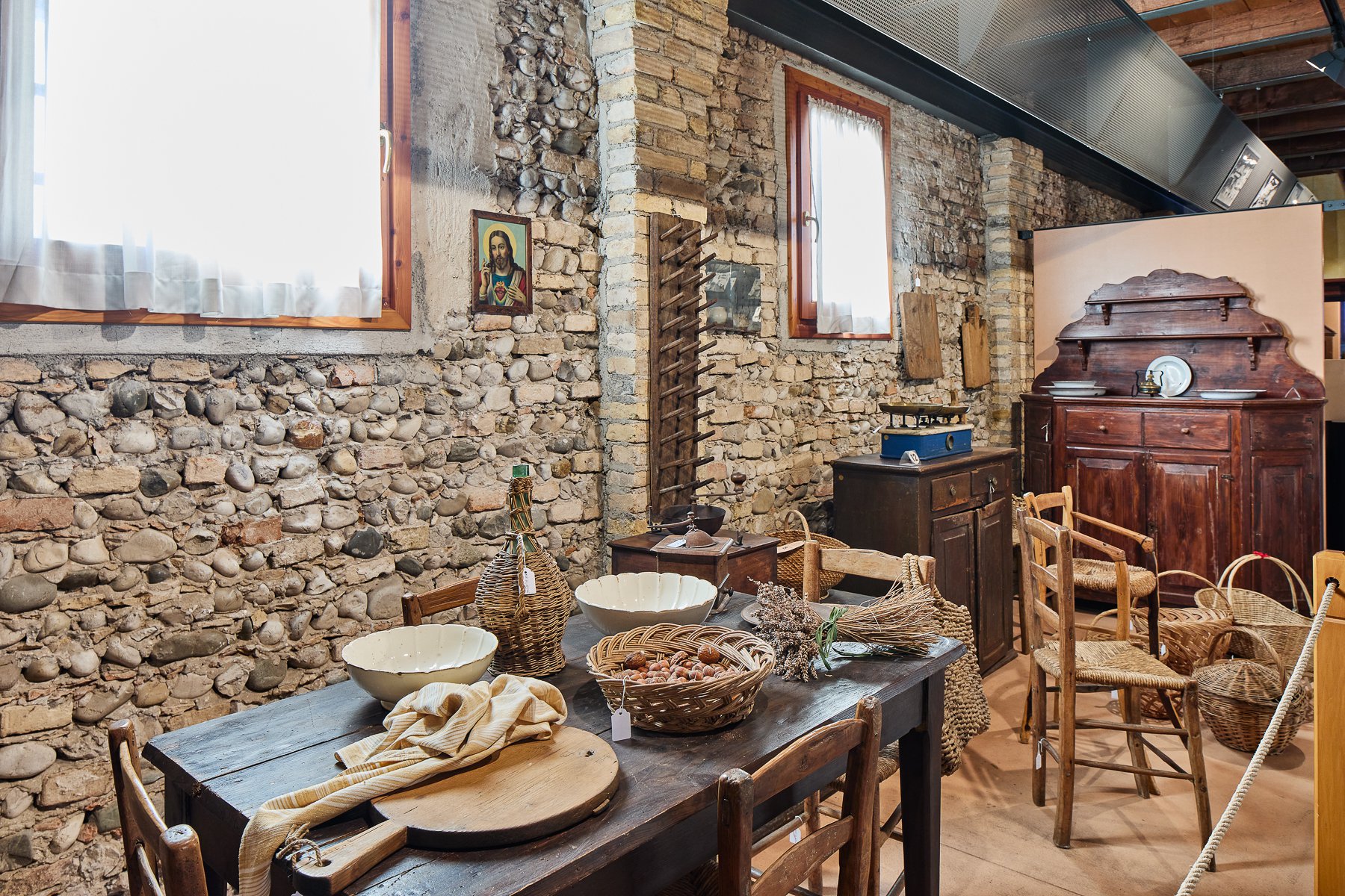 Museo della Vita Contadina Diogene Penzi. Palazzo Altan-Rota, attuale sede del Municipio. Il palazzo è il risultato dell'aggregazione di diverse entità edilizie edificate e sviluppatesi in un periodo compreso tra il XIV e il XIX secolo. A nord del complesso monumentale si estende, per una superficie di 5800 mq, un parco a libera invenzione e di ispirazione tardoromantica. © Claudio Mansutti