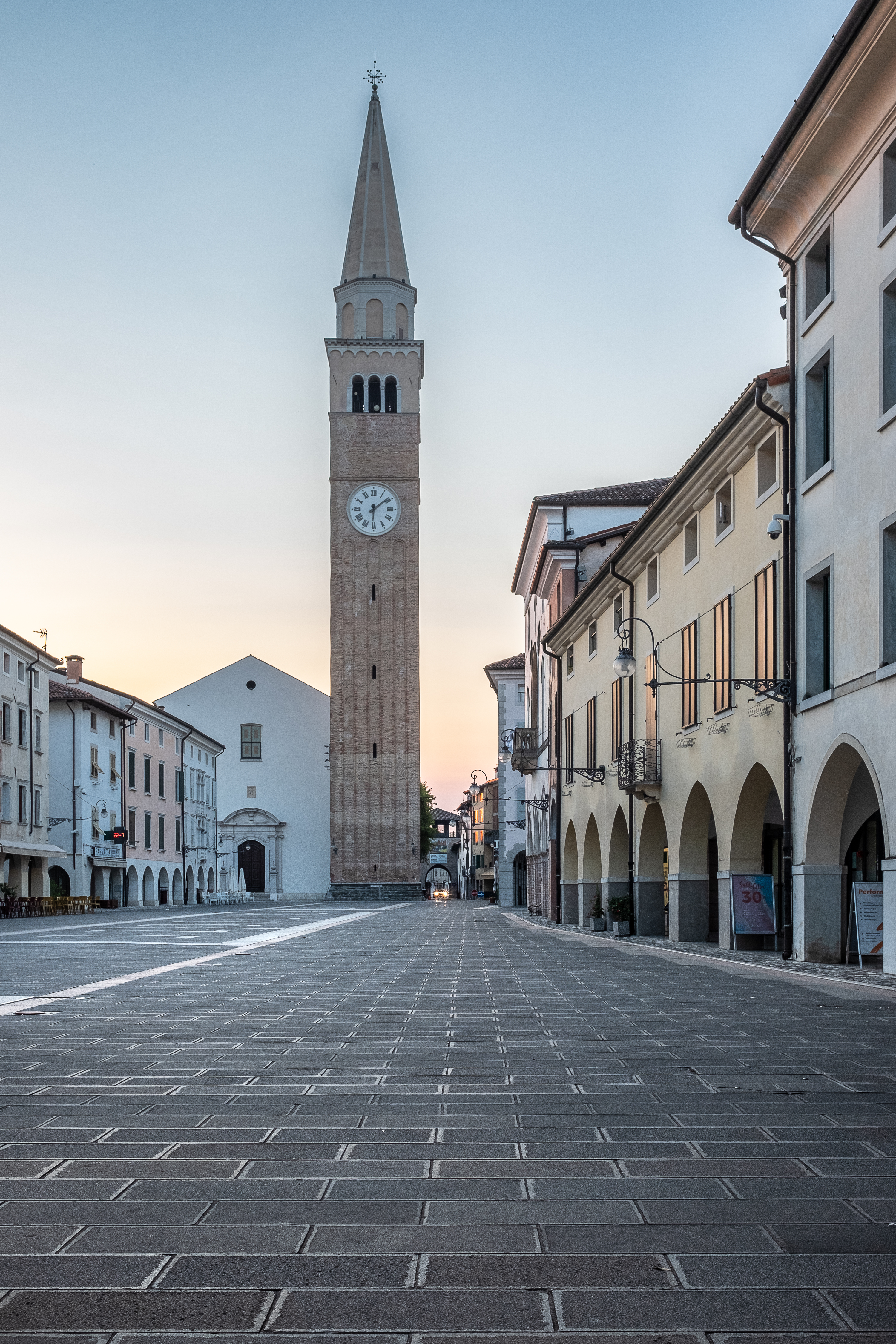 Piazza del Popolo San Vito al Tagliamento. La piazza di San Vito, delimitata dalle due torri-porta di San Nicolò detta “Scaramuccia”, in ricordo delle incursioni turche, e Raimonda, dal nome del patriarca Raimondo della Torre (1230 ca. – Udine, 1299), con la Loggia Pubblica documentata già nel 1298, ma riedificata nella prima metà del XV secolo, fungeva da tribunale, cancelleria e luogo d’incontro della “Magnifica Comunità di San Vido”. © Claudio Mansutti