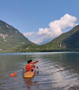 Lago dei Tre comuni. Canoa sul lago © Martina Andenna