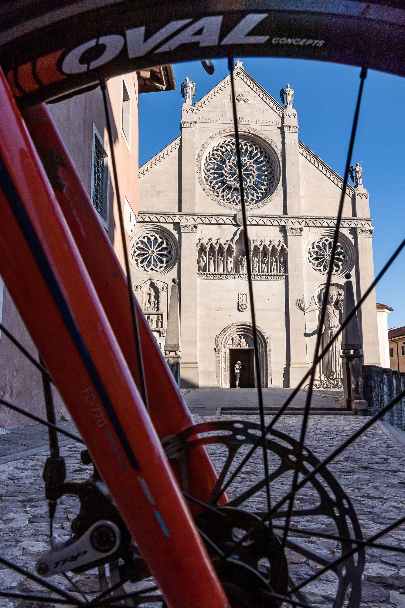 Duomo di Gemona del Friuli. Ciclovia Alpe Adria Radweg © Manuela Maiulini