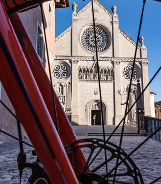 Duomo di Gemona del Friuli. Ciclovia Alpe Adria Radweg © Manuela Maiulini