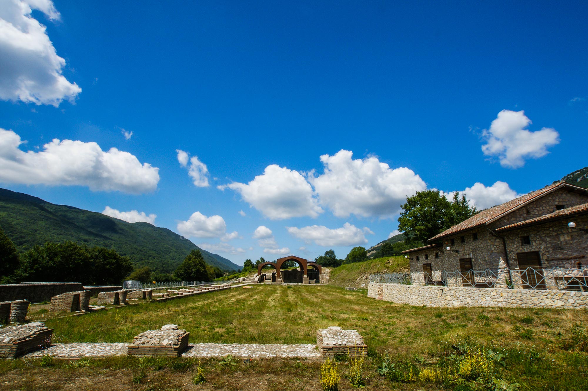 Panoramica della platea inferiore della Villa di Traiano © Archivio fotografico Museo