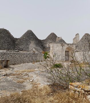 Masseria Satia Piccola in c.da Pascarosa, Ostuni conosciuta come Trullo Sovrano - Prospetto Est - ingressi al trullo con due ampi cortili divisi da un muro contenente mangiatoie © proloco.ostuni