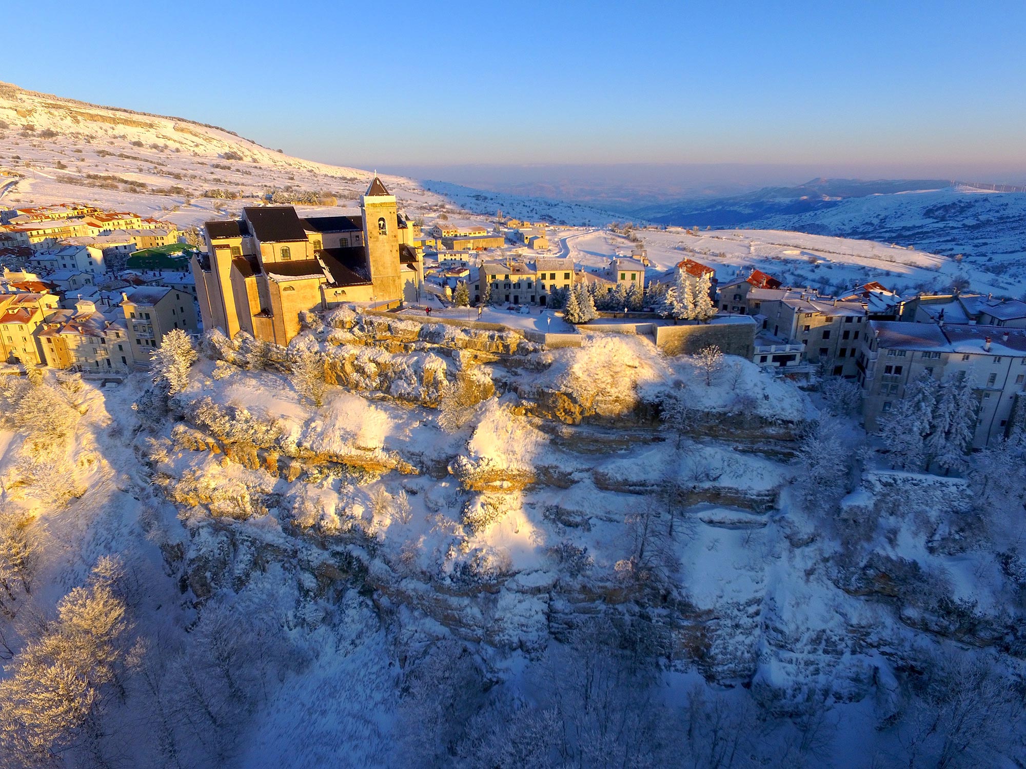 Capracotta in un suggestivo panorama invernale. Il paese si trova in provincia d'Isernia, in Molise, a 1421 metri sul livello del mare. È il più alto della regione, il secondo d'Appennino. Il contesto naturale è una grande risorsa per le filiere locali, come latte, formaggi e legumi ed è costantemente monitorato dal laboratorio per la sostenibilità ambientale realizzato all'interno del bellissimo Giardino della Flora Appenninica situato a 1525 metri sul livelo del mare. © Giorgio Paglione