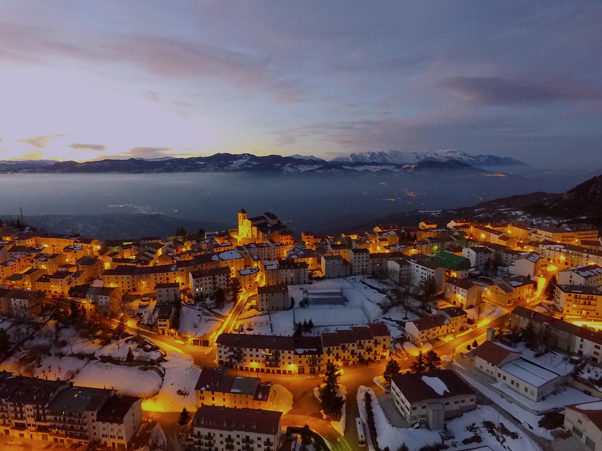 Una visuale aerea notturna di Capracotta in uno degli inverni in cui la neve regala scenari suggestivi. © Giorgio Paglione