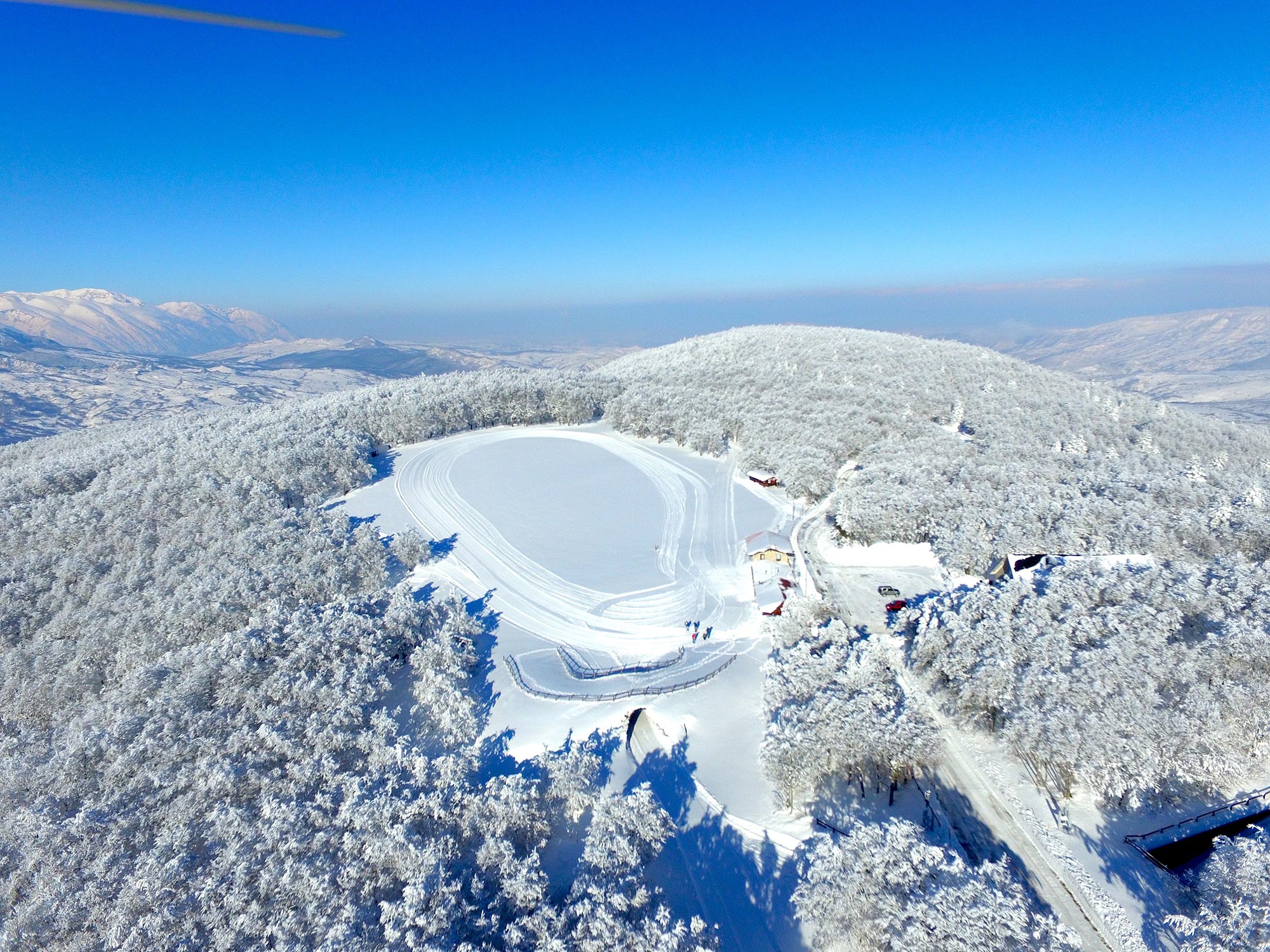 Lo stadio dello sci di fondo di Prato Gentile. Oltre 15 chilometri di percorsi ad anello con diversi gradi di difficoltà garantiscono agli amanti della disciplina un luogo perfetto per i propri allenamenti. Qui si svolgono anche gare agonistiche di caratura nazionale. © Giorgio Paglione