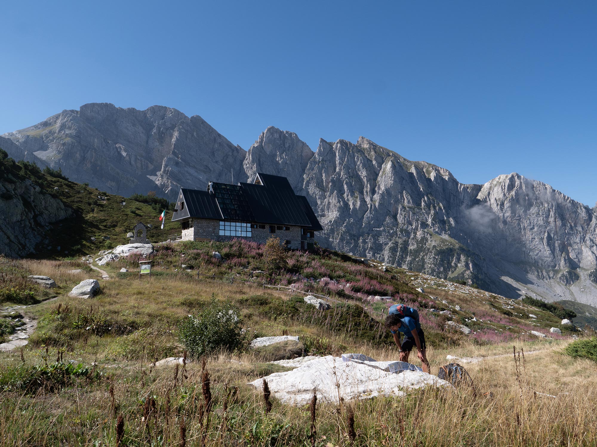 Parco Naturale Marguareis (CN) il Rifugio Garelli ai piedi del Marguareis © Gabriella Cavagnino, Arch. APAM