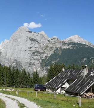 Parco naturale Adamello Brenta Una malga di Andalo e le Dolomiti di Brenta © Llorenzi, CC BY-SA 3.0, via Wikimedia Commons