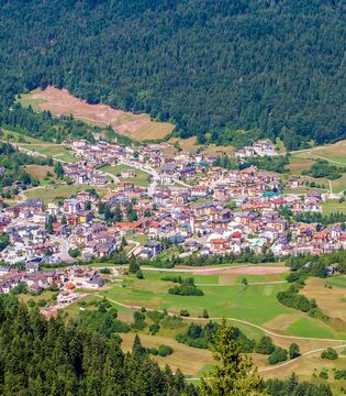 Andalo Veduta aerea di Andalo © marcociannarel /Shutterstock.it