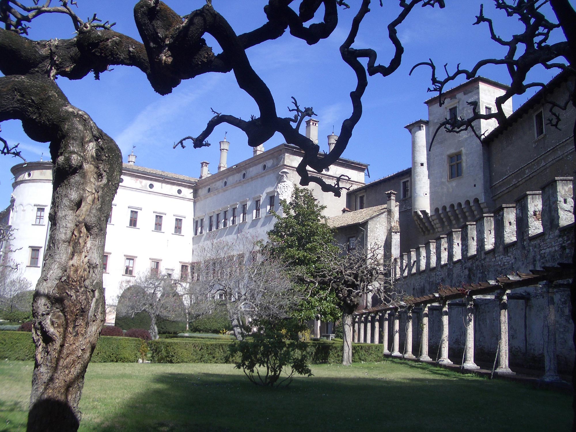 Trento Castello del Buonconsiglio, i giardini © Laurom, CC BY-SA 2.5, via Wikimedia Commons