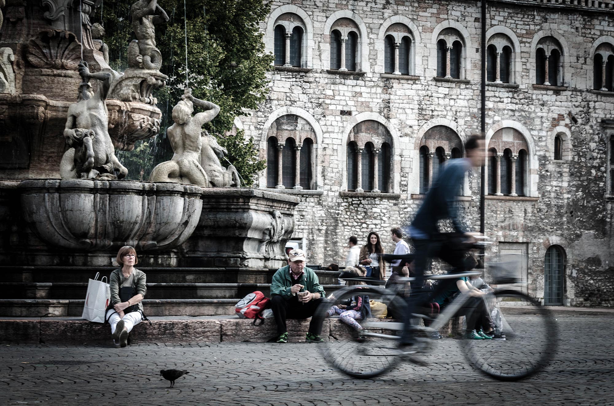 Trento Pedalando in piazza del Duomo a Trento © Angelo Greco, concorso fotografico Italia in bicicletta
