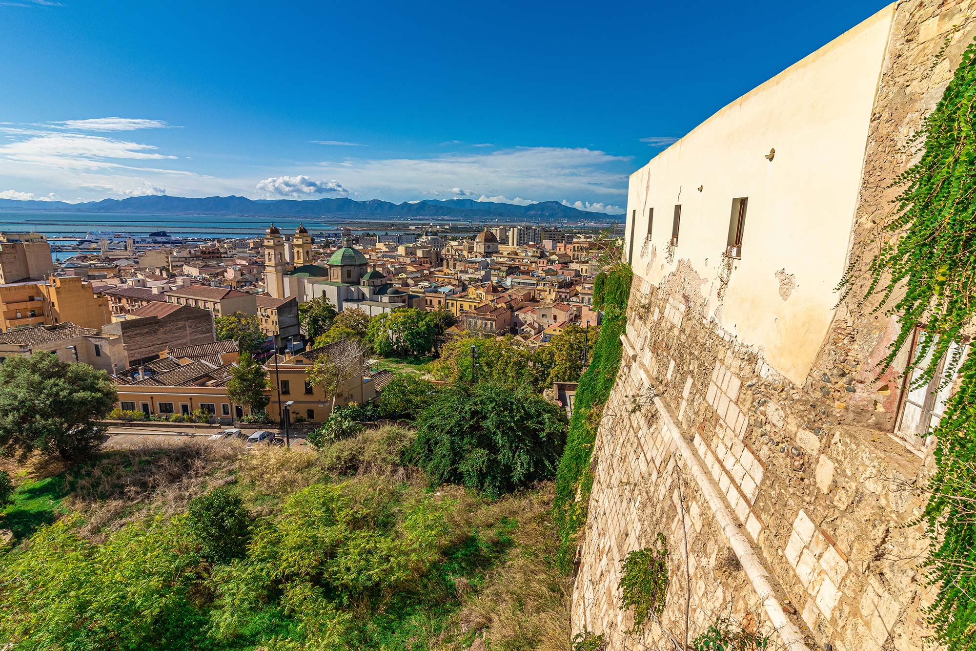 Stampace Il bastione di Sant'Andrea e vista sul ghetto ebraico © Torruzzlo/Shuttestock.com