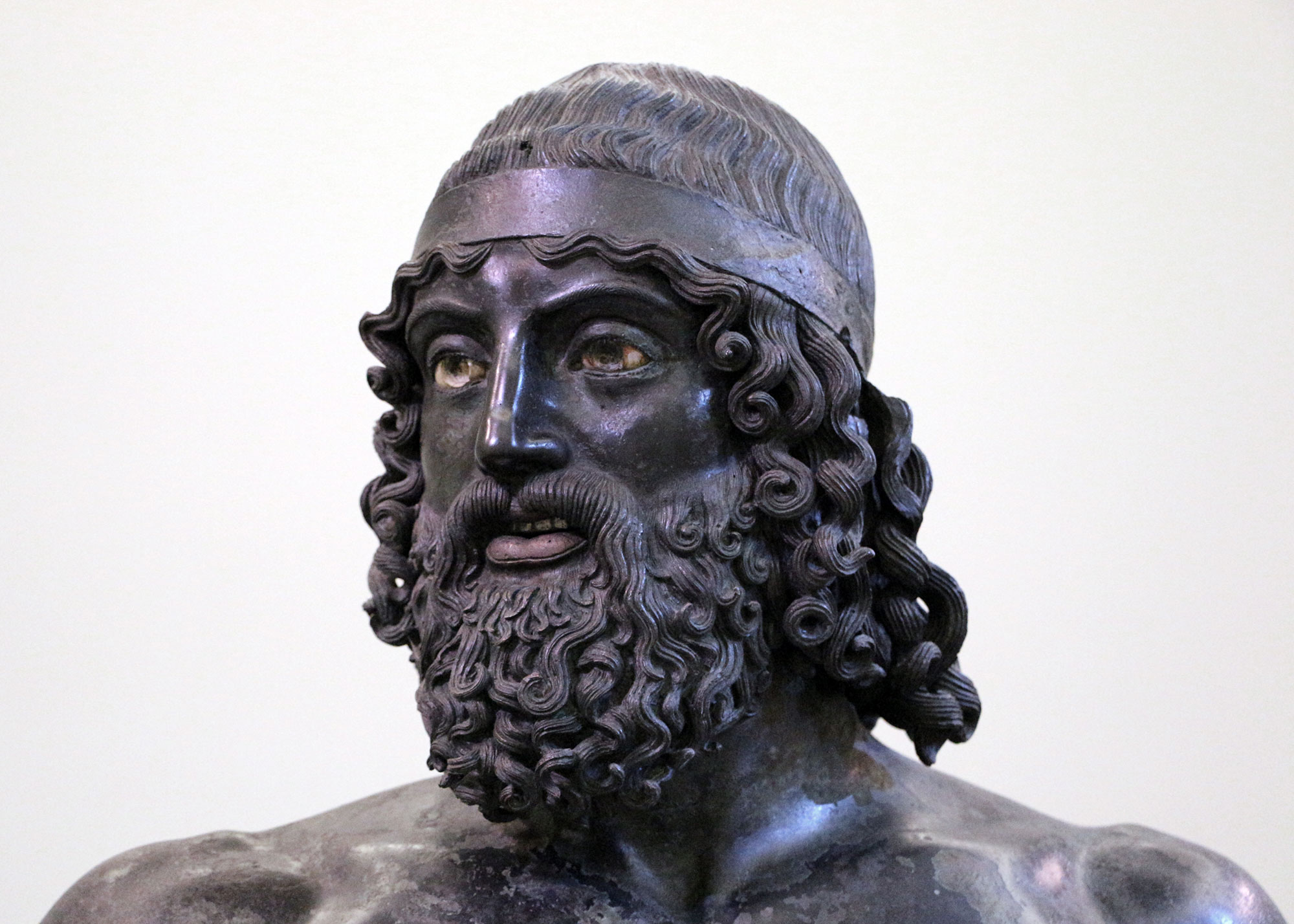 MArRC Museo Archeologico Nazionale di Reggio Calabria Bronzi di Riace, dettaglio della statua A detta il giovane © Sailko, CC BY-SA 4.0, via Wikimedia Commons