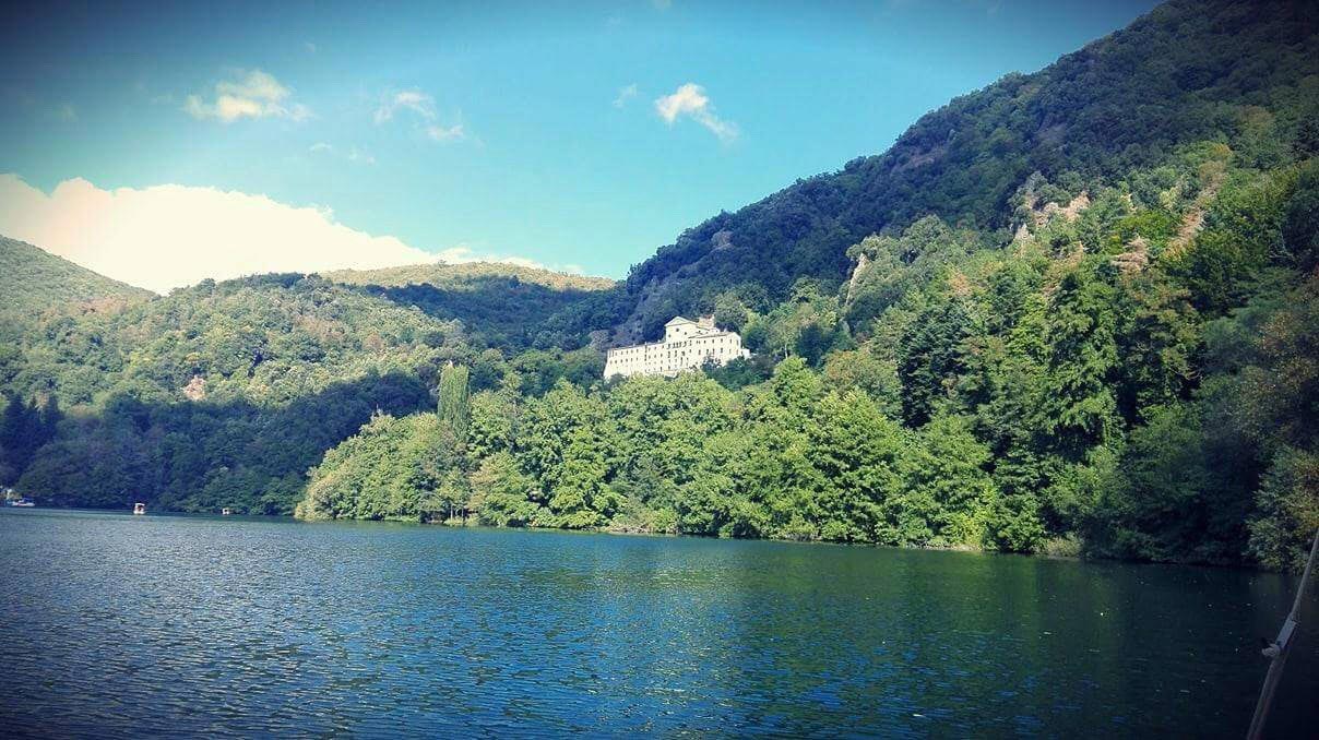 Laghi di Monticchio L’abbazia di San Michele a Monticchio vista da lontano © Marianna Amato, concorso fotografico TCI Borghi d’Italia