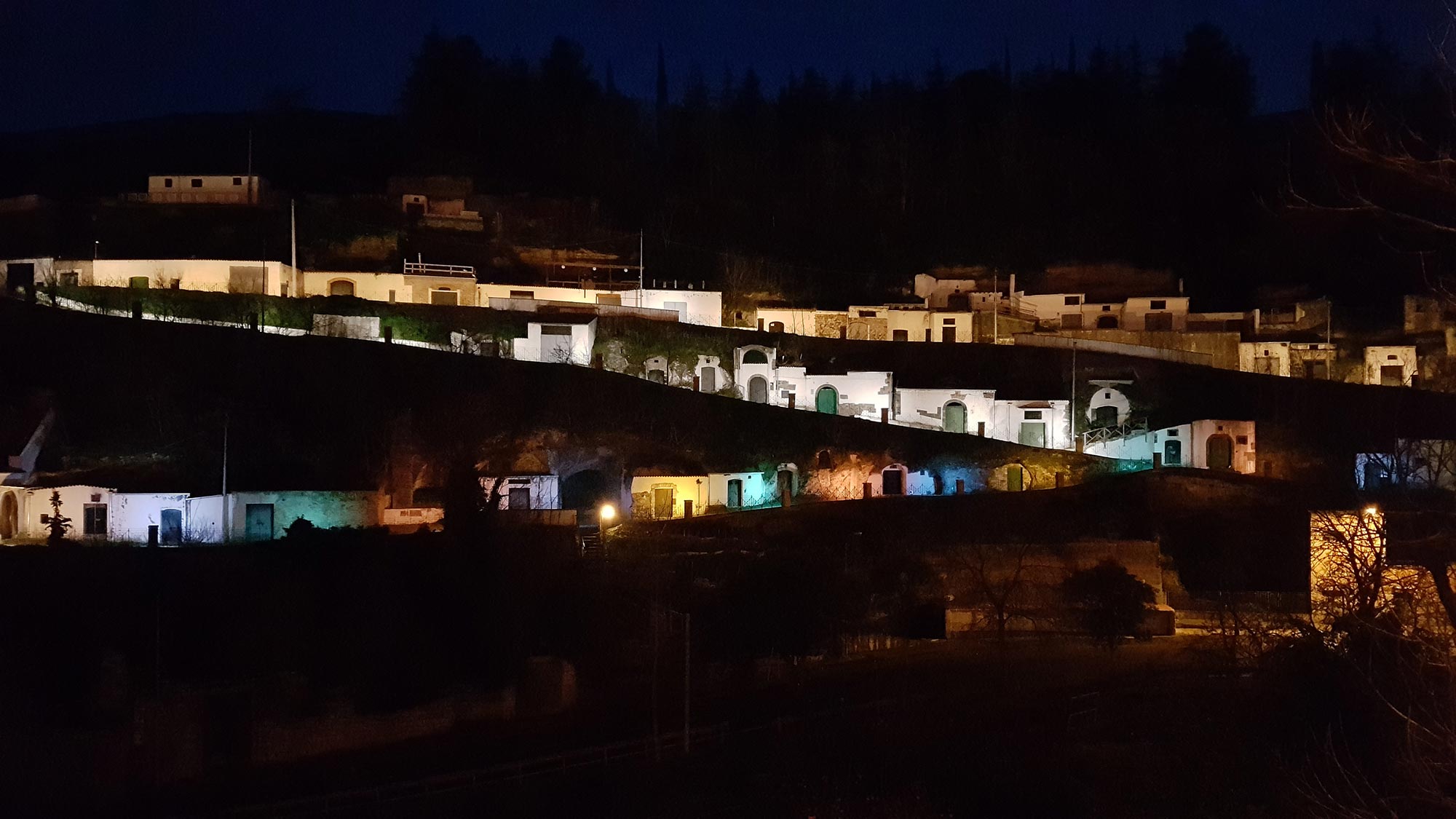 Rapolla Le cantine di Rapolla illuminate © Luciano Nolè, concorso fotografico TCI Borghi d’Italia