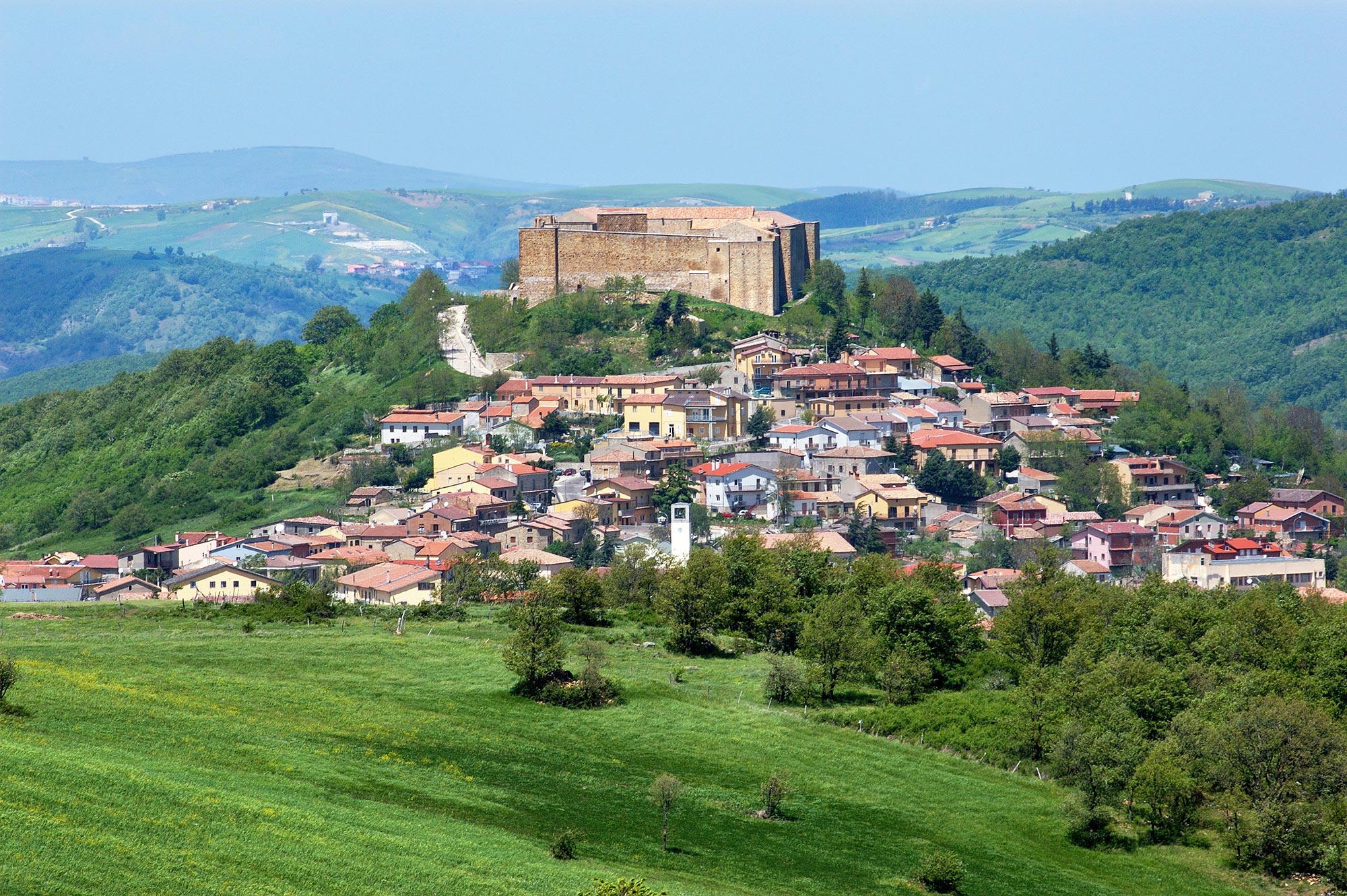 Castel Lagopesole Castel Lagopesole e il castello sullo sfondo © Dionisio iemma/Shutterstock.com