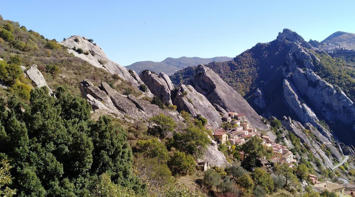Castelmezzano Il borgo di Castelmezzano incastonato dai picchi delle Piccole Dolomiti Lucane © Crampo Ny, concorso fotografico TCI Borghi d’Italia