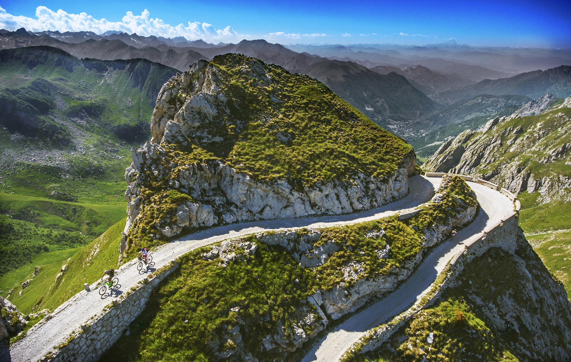 Alta Via del sale Ciclisti sul tornante del colle della Boaria © Archivio fotografico ATL del Cuneese