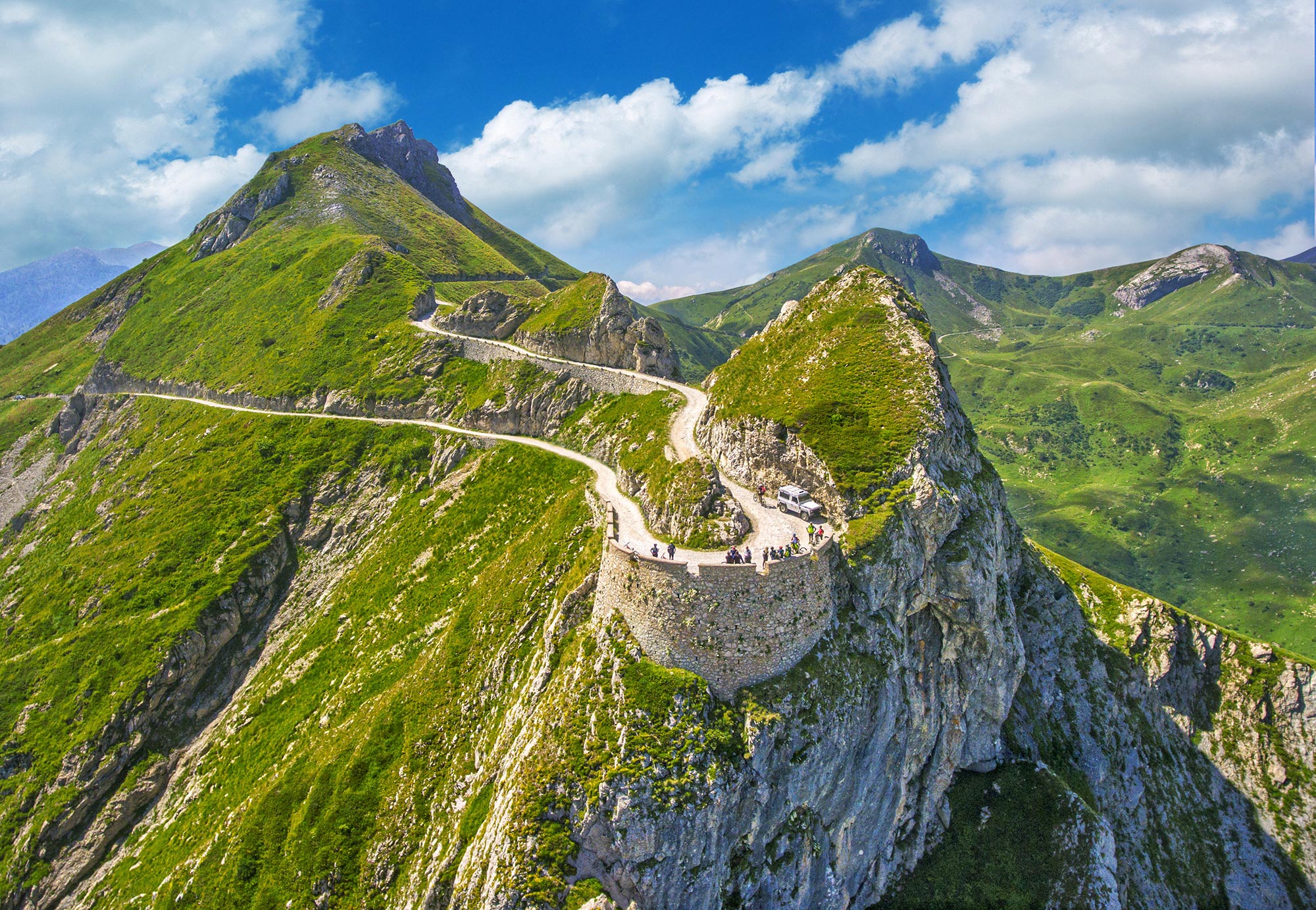 Alta Via del sale Veduta aerea del tornante panoramico del colle della Boaria © G. Mignone