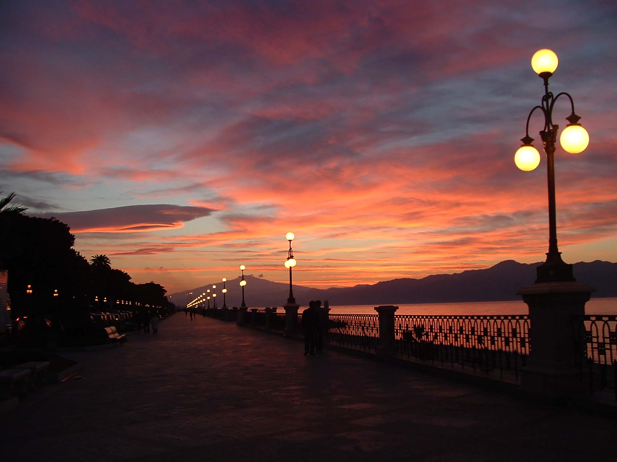 Reggio Calabria Lungomare di Reggio Calabria © Salvatore Tripaldi / concorso fotografico TCI Cieli d'Italia