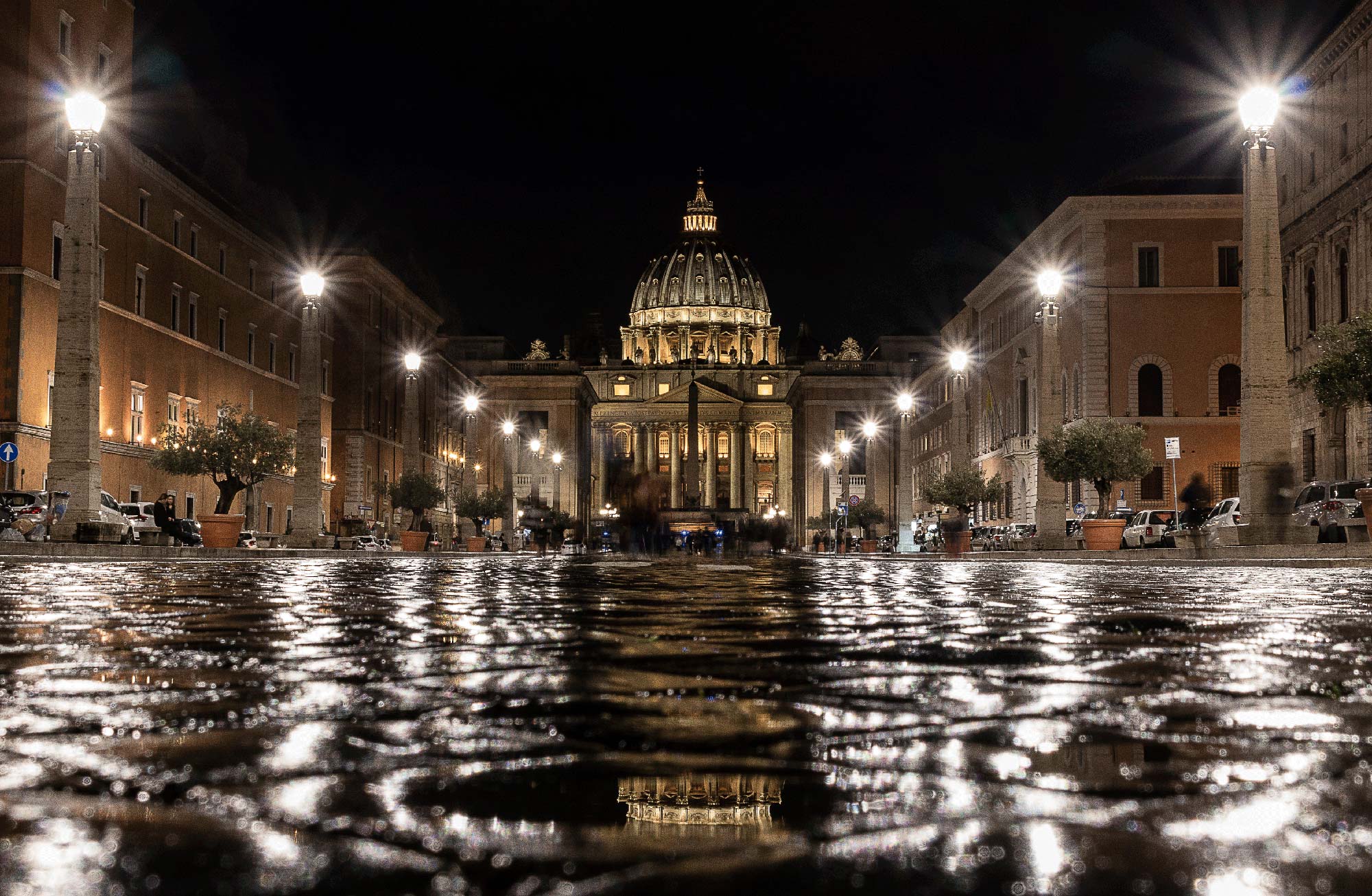 Basilica di San Pietro La Basilica di Pietro in Vaticano in notturna © Miro Landoni, concorso fotografico TCI Monumenti d’Italia