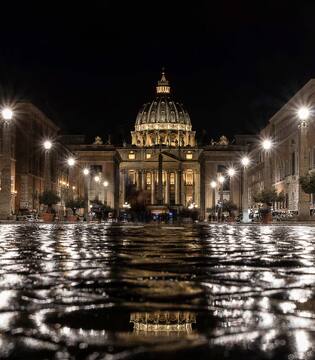 Basilica di San Pietro La Basilica di Pietro in Vaticano in notturna © Miro Landoni, concorso fotografico TCI Monumenti d’Italia
