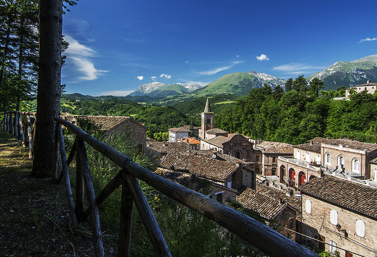 Amandola Veduta aerea di Amandola © Giorgio Tassi