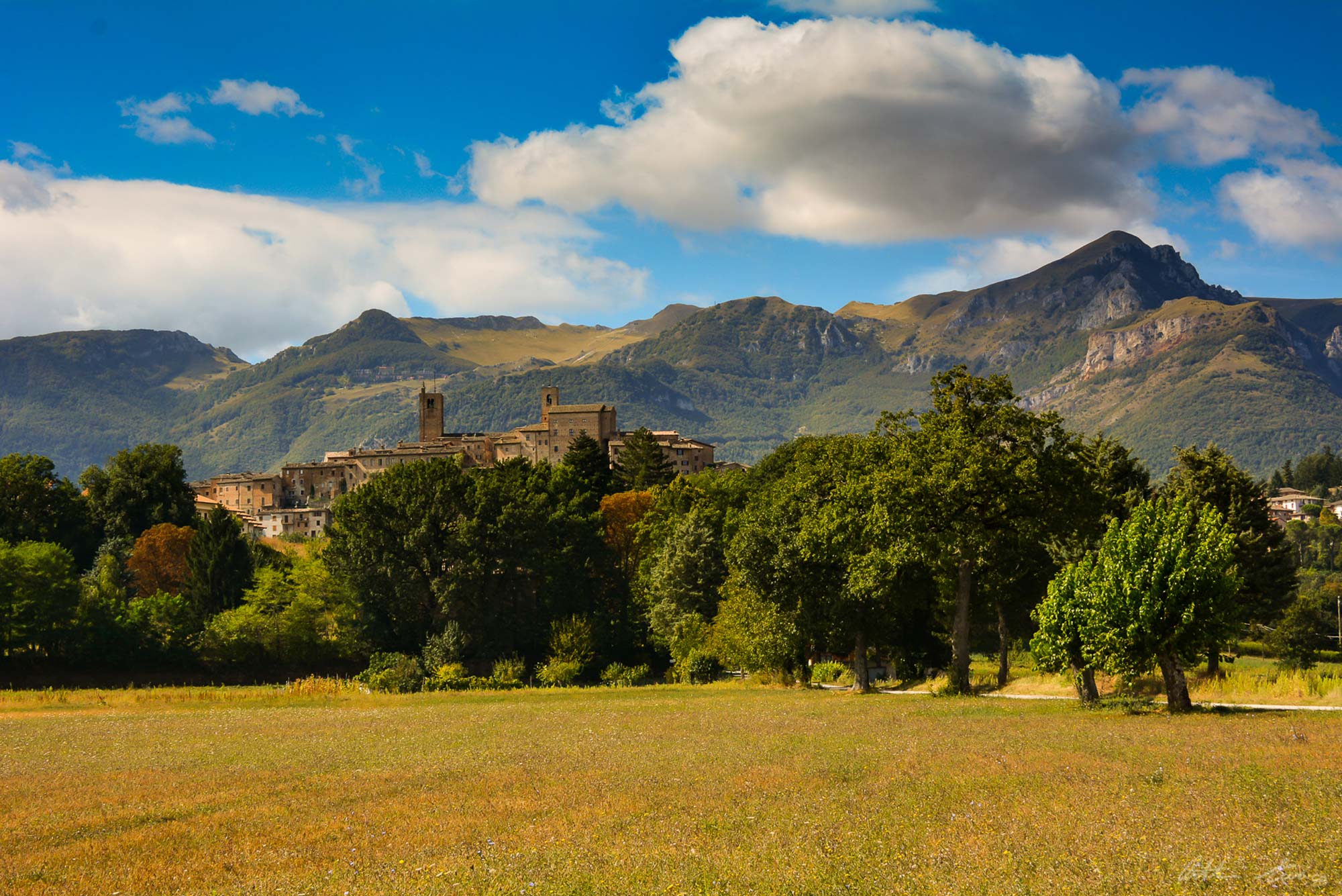 Sarnano Il borgo Bandiera Arancione in estate © Enrico Ortolani