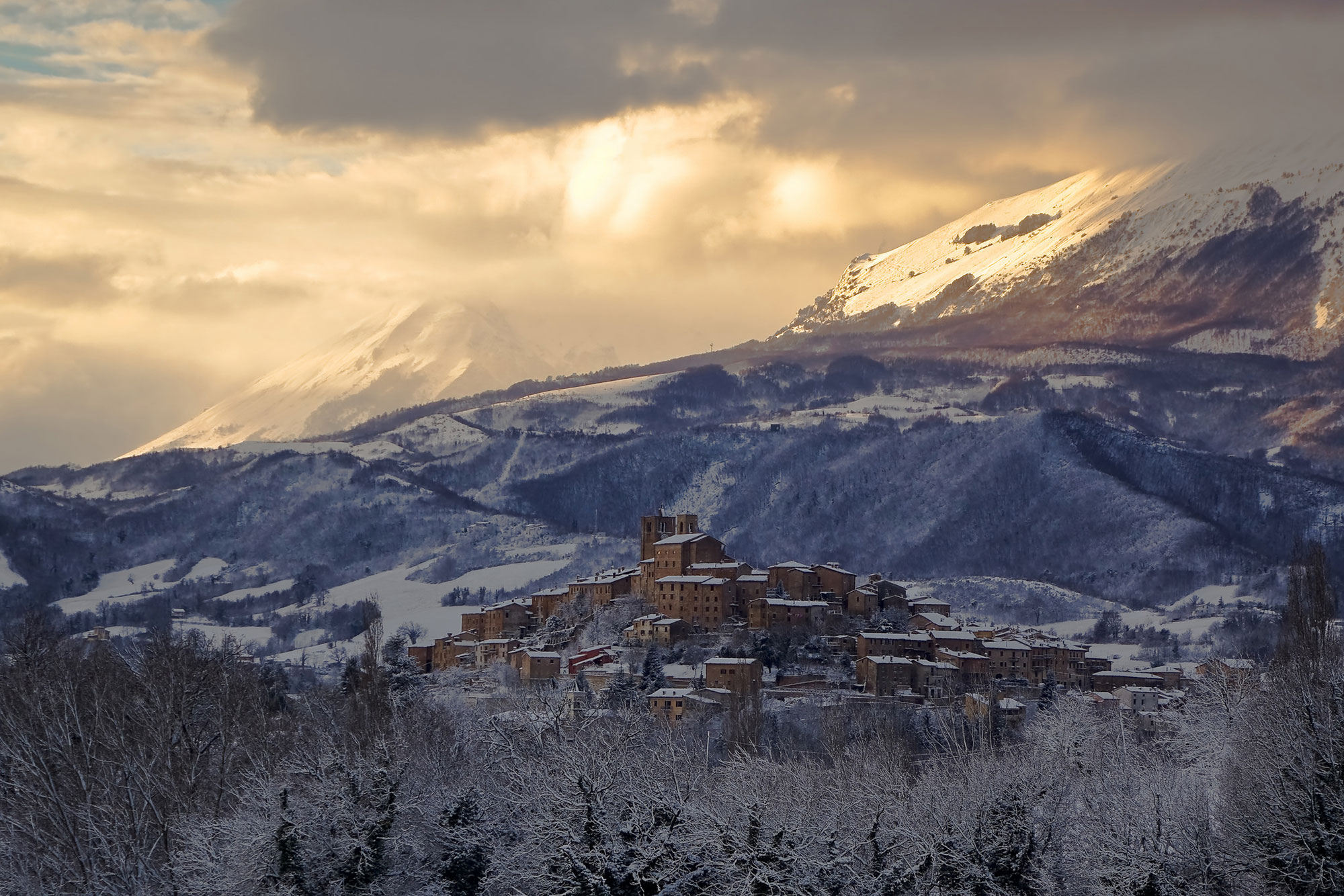 Sarnano Il borgo Bandiera Arancione ammantato di neve © Sue Cooper, concorso fotografico TCI Borghi d'Italia