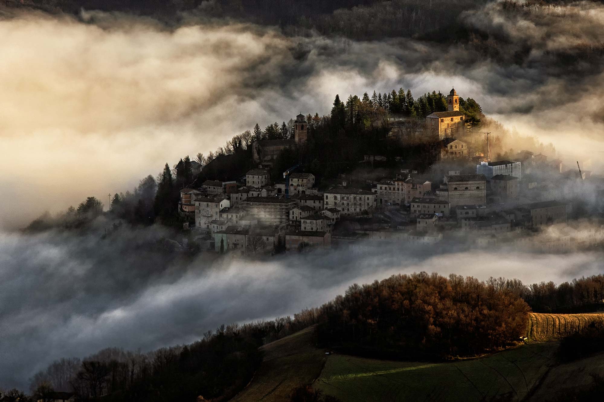 Montefortino Vista di Montefortino avvolto dalla nebbia © Rodolfo Marziali, concorso fotografico TCI Appennini