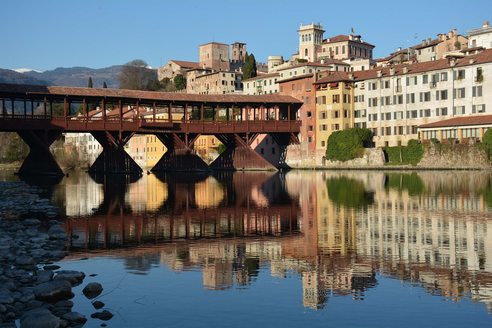 Bassano del Grappa L'iconico Ponte Vecchio o Ponte degli Alpini di Bassano del Grappa © Mario De Marinis, concorso fotografico TCI Borghi d'Italia