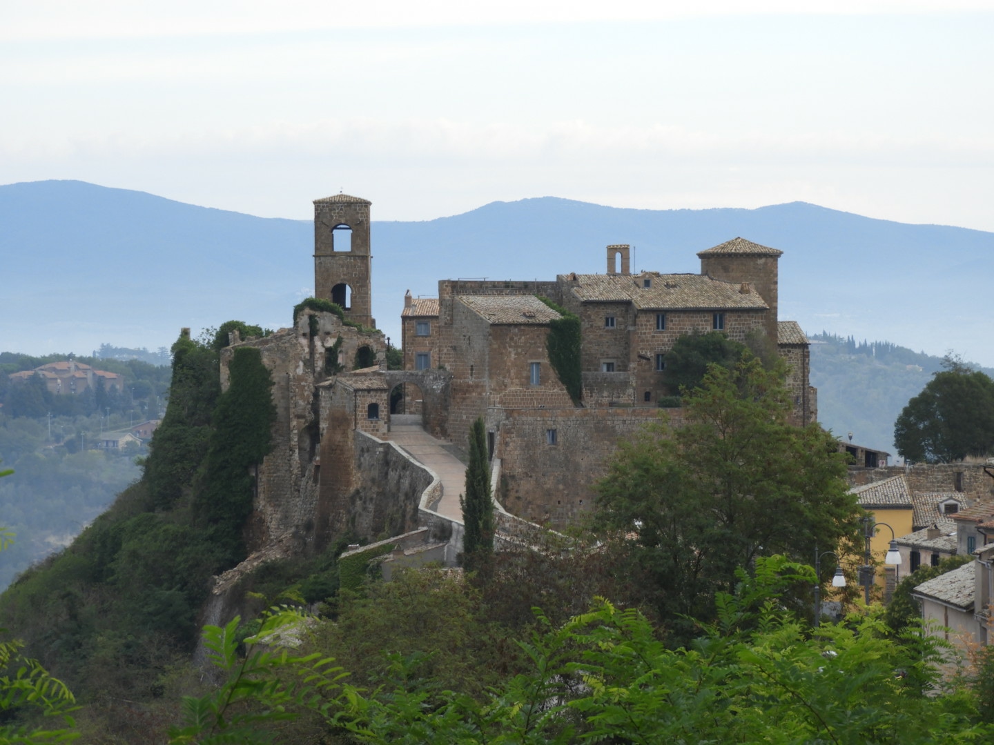Tuscia viterbese Il borgo di Celleno visto dall'ingresso del monastero © Odoardo Tobaldi / Concorso fotografico TCI Borghi d’Italia