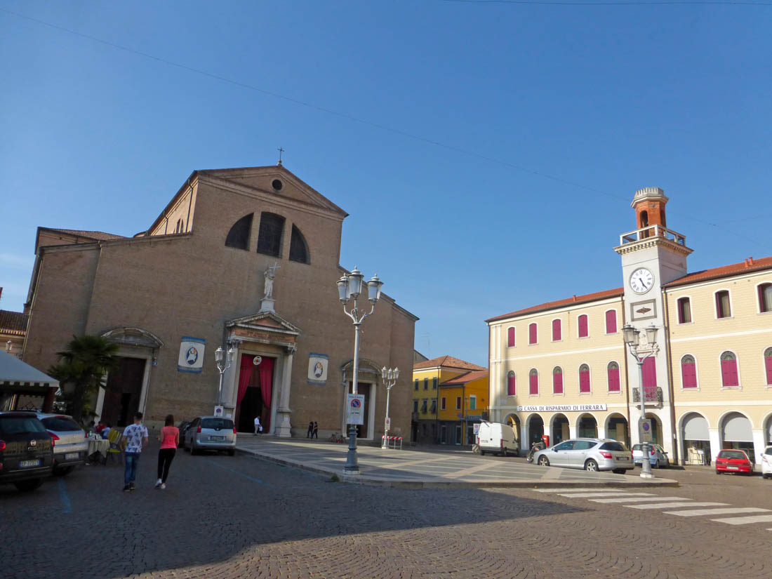 Adria Piazza Garibaldi con la Cattedrale © Pro Loco Adria