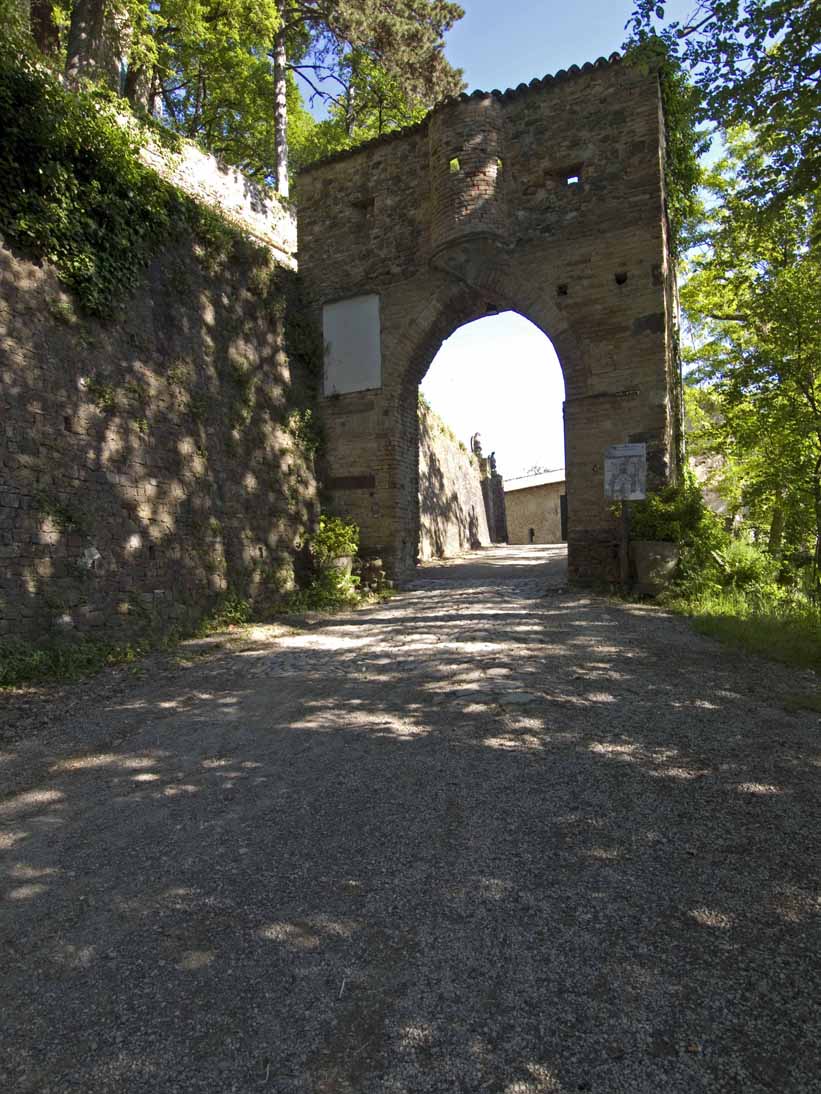 Bianello Il portale d'accesso alla cinta fortificata © Mario Vianelli