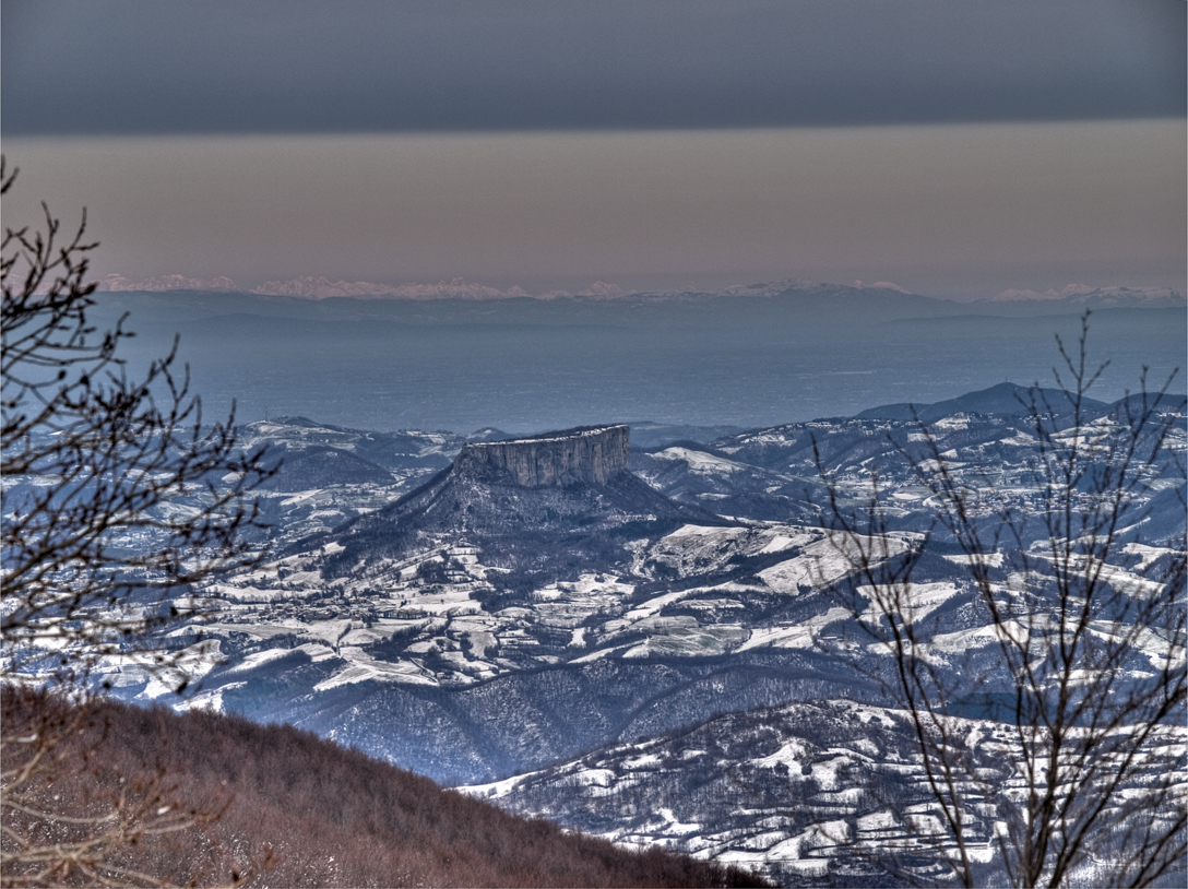 Pietra di Bismantova dalla strada del Passo Pradarena © Mario Vianelli