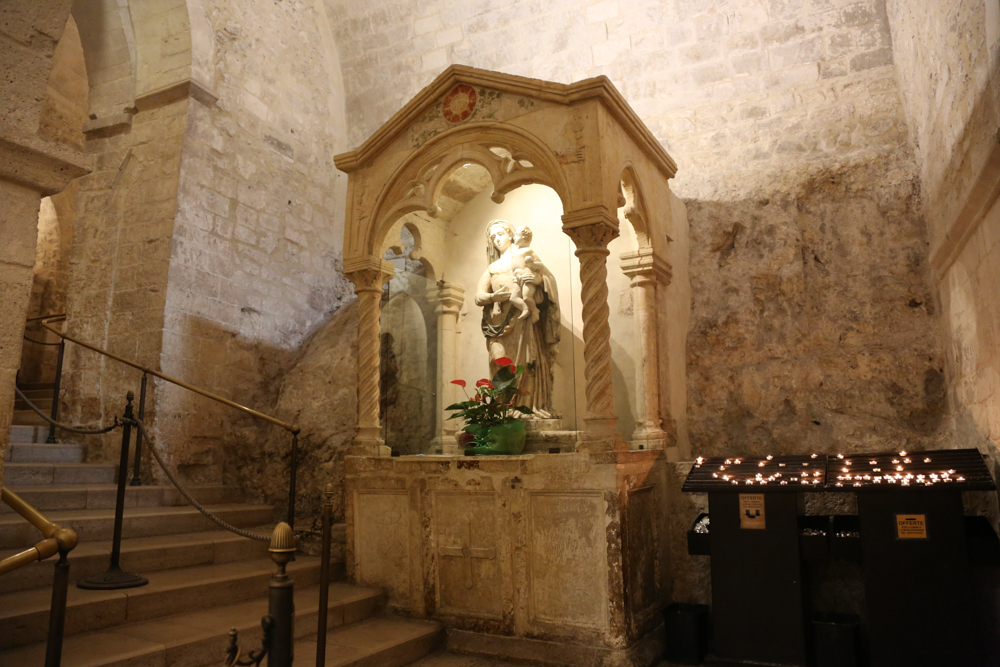 Interno, Santuario di S. Michele Arcangelo © A. Rossi, Camaleo S.r.l. (Rm) - in collaborazione con la Basilica Santuario di San Michele Arcangelo
