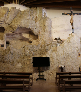 La grotta, Santuario di S. Michele Arcangelo © A. Rossi, Camaleo S.r.l. (Rm) - in collaborazione con la Basilica Santuario di San Michele Arcangelo