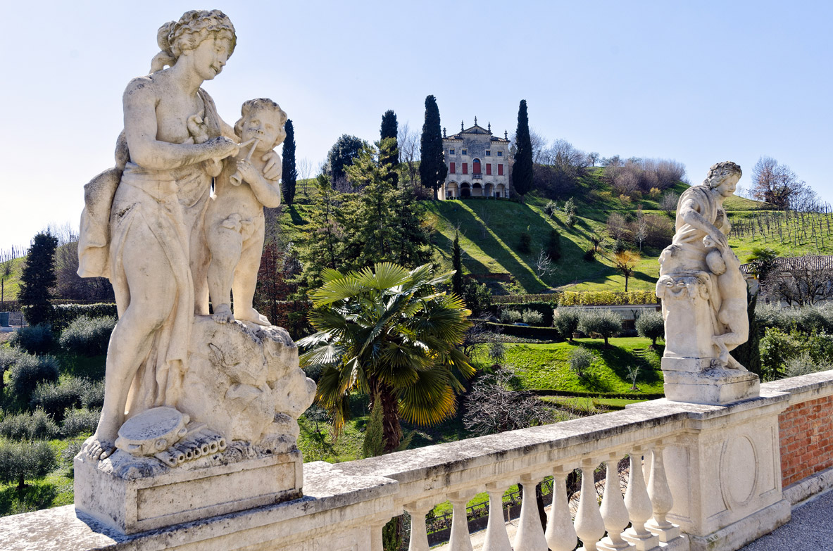 Asolo una veduta di Villa Contarini dal giardino di Villa de Mattia ©Mario Verin