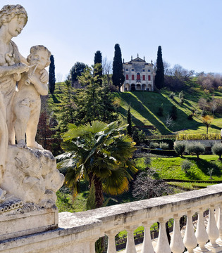 Asolo una veduta di Villa Contarini dal giardino di Villa de Mattia ©Mario Verin