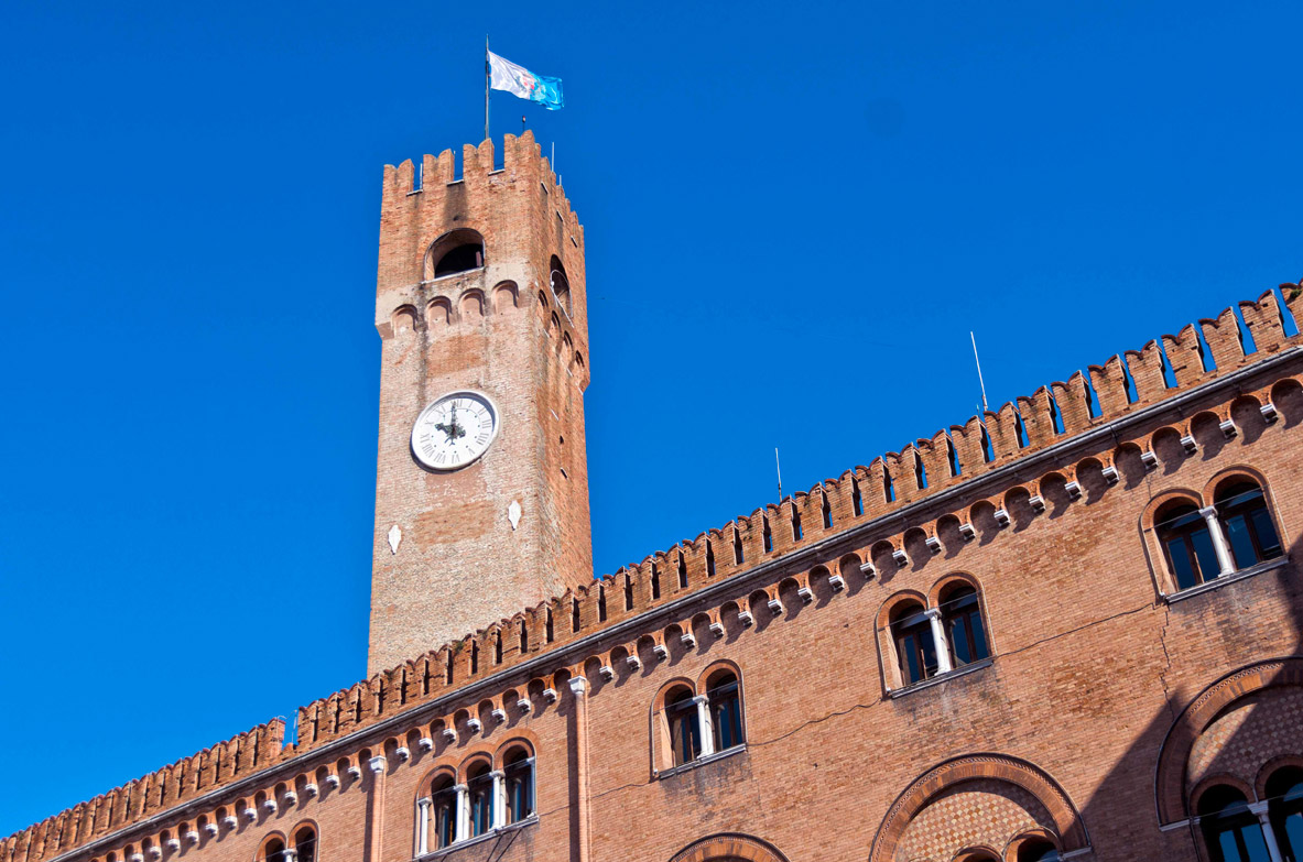 Treviso Piazza dei Signori, il palazzo dei Podestà con la Torre Civica © Mario Verin