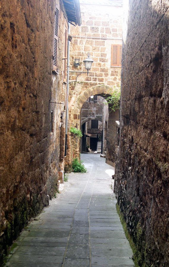 Orte Vicolo medievale ©cc-by archenzo2